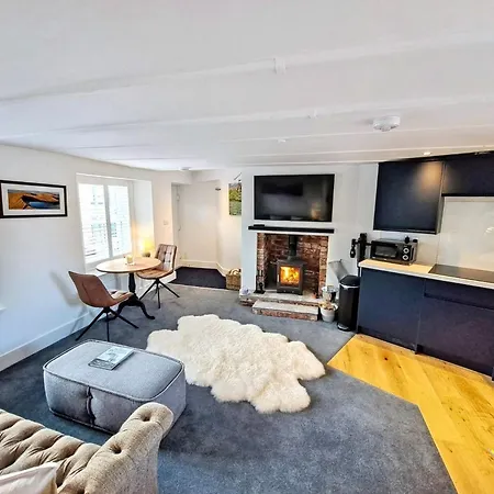 Fenholme Apartment, *